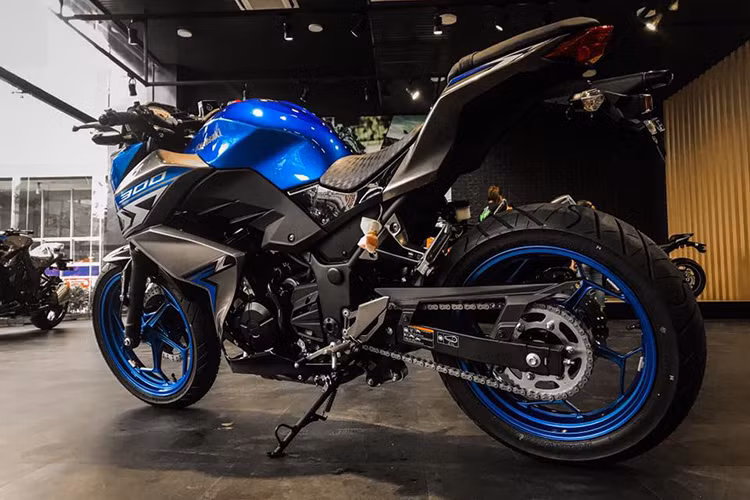 Được xây dựng dựa trên mẫu xe thể thao Ninja 300, sức mạnh của Kawasaki Z300 ABS 2018 cũng đến từ khối động cơ 2 xy-lanh song song, DOHC, với dung tích 296 phân khối, được làm mát bằng chất lỏng, sản sinh công suất đầu ra tối đa 39 mã lực tại 11.000 vòng/phút và mô-men xoắn cực đại là 27 Nm tại 10.000 vòng/phút kết hợp cùng hộp số 6 cấp độ.