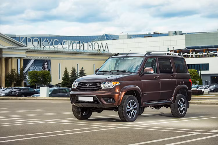 Được khai sinh từ năm 1941 nhằm mục đích chế tạo xe quân sự cho Hồng Quân Liên Xô, và chính thức đi vào hoạt động ở quy mô lớn vào năm 1954 cho đến ngày nay. Thương hiệu UAZ đã sở hữu nhiều nhà máy sản xuất cùng đội ngũ kỹ sư và công nhân lành nghề.