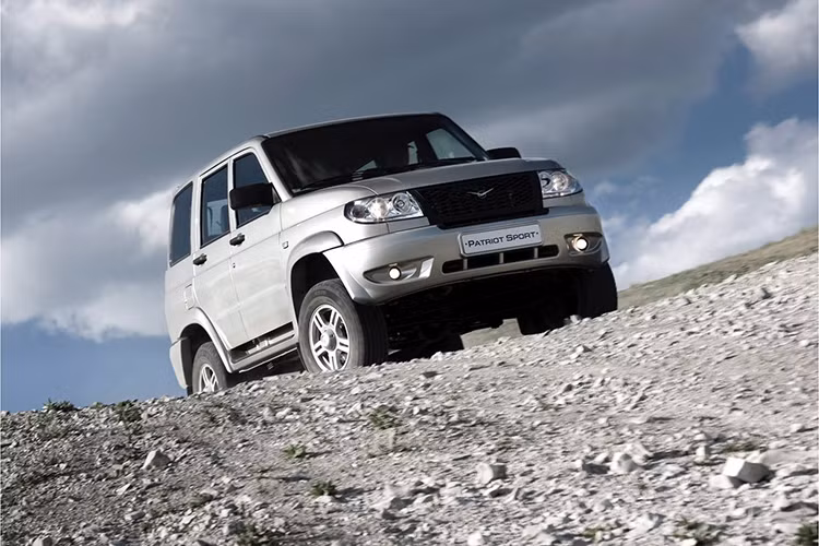 Ngoài việc thương hiệu xe Uaz chọn triển lãm VIMS 2016 để ra mắt người tiêu dùng Việt Nam, ho cũng chính thức công bố nhà phân phối chính thức của mình - đó là công ty Auto K (có văn phòng đại diện tại Hà Nội). Sản phẩm đầu tiên được giới thiệu sẽ là mẫu SUV Patriot với 2 phiên bản động cơ 2L và 2.2L.