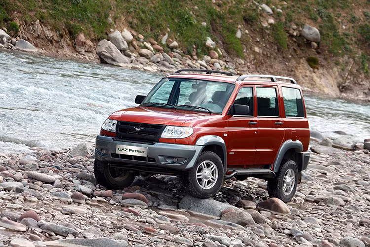 Được biết, rong thời gian đầu - Việt Nam sẽ cho phép các liên doanh được nhập khẩu miễn thuế một số xe nguyên chiếc để bán thăm dò thị hiếu của thị trường. Chính vì vậy, nếu được đưa vào thị trường ôtô Việt trong thời gian tới, mức giá của xe UAZ sẽ khá cạnh tranh và hút khách.