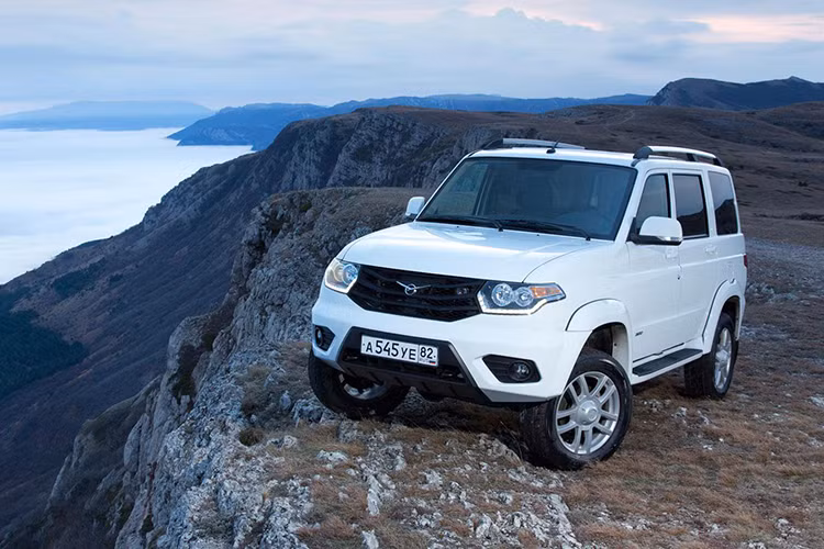 Kế hoạch trở lại Việt Nam của UAZ đã được nói đến từ tháng 10/2015 và nhắc lại qua lời đại sứ Nga Konstantin Vnukov trong buổi họp báo hồi cuối năm 2015 nhân dịp tổng kết quan hệ Việt Nam – Nga đánh dấu 65 năm thiết lập quan hệ ngoại giao hai nước.