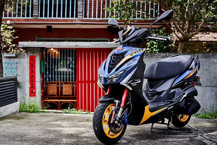 Thương hiệu xe Đài Loan PGO Mote Power vừa chính thức ra mắt xe tay PGO TIG bản Championship Edition 2024. Đây là phiên bản giới hạn hoàn toàn mới có màu sắc thể thao cùng cặp phuộc ngược có thể điều chỉnh mang lại sự êm ái trong quá trình di chuyển.