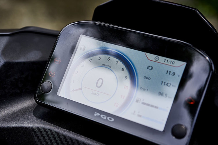 Ngoài hệ thống đèn LED quanh xe, PGO TIG Champions 2024 còn đi kèm hệ thống phanh ABS kênh đôi và hệ thống kiểm soát lực kéo (TCS) do Bosch phát triển.