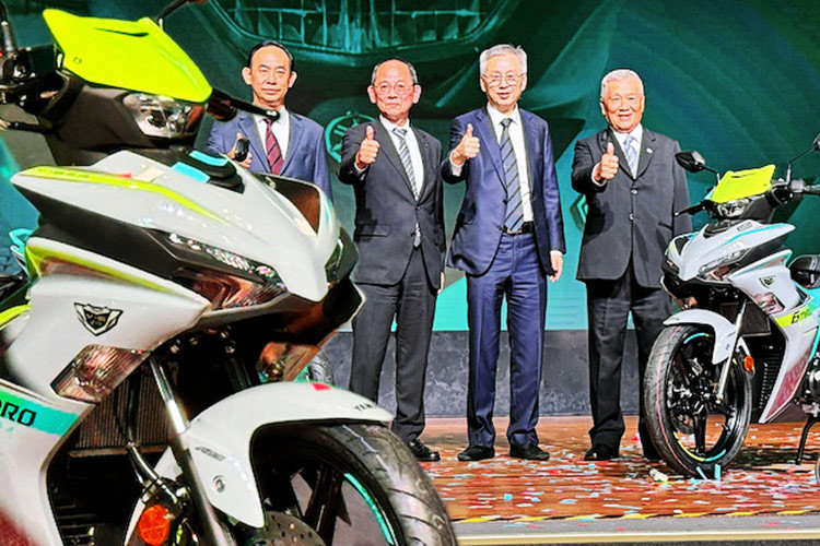 Bên cạnh Honda Winner X, Yamaha Exciter 155 côn tay là mẫu xe máy bán chạy nhất tại thị trường Đông Nam Á. Tại Việt Nam, cái tên Exciter đã quen thuộc với người tiêu dùng, nhưng mẫu xe này còn được biết đến với tên gọi Yamaha Y16ZR tại Malaysia.