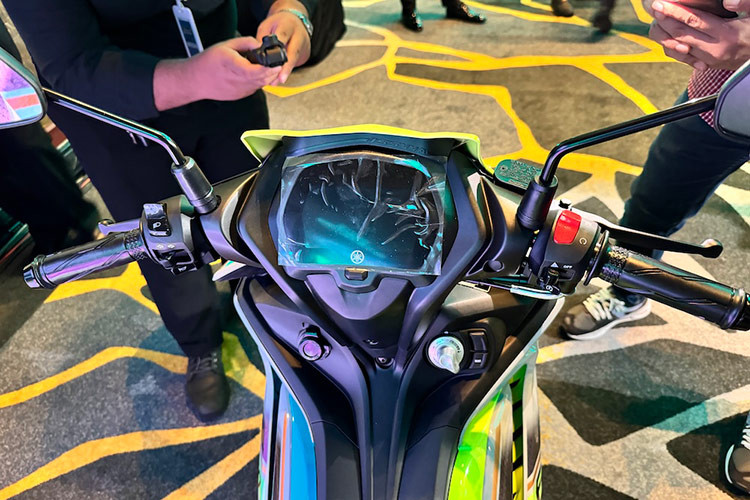 Phiên bản giới hạn này sở hữu lớp sơn màu xám xi măng kết hợp cùng bộ tem màu xanh - vàng nổi bật và đồ họa 3D mới mẻ. Đèn xi-nhan lớn được bố trí dọc hai bên yếm trước. Bộ mâm đúc được dán đường viền trang trí đồng màu với tem xe.