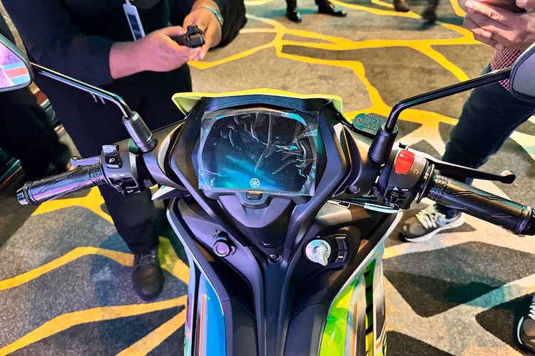 Phiên bản giới hạn này sở hữu lớp sơn màu xám xi măng kết hợp cùng bộ tem màu xanh - vàng nổi bật và đồ họa 3D mới mẻ. Đèn xi-nhan lớn được bố trí dọc hai bên yếm trước. Bộ mâm đúc được dán đường viền trang trí đồng màu với tem xe.