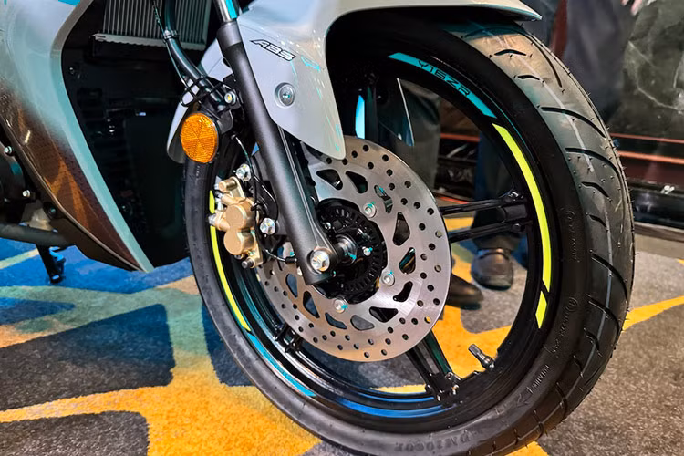 Ngoài thay đổi về diện mạo, Yamaha Y16ZR 6MRO vẫn giữ nguyên các trang bị công nghệ hiện đại như hệ thống đèn LED cho cả đèn pha và đèn hậu, màn hình LCD, chìa khóa thông minh Smartkey và cổng sạc cho các thiết bị di động.