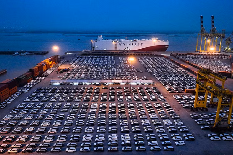 Lo 1800 xe VinFast VF8 tai cang Hai Phong, san sang den My va Canada-Hinh-5