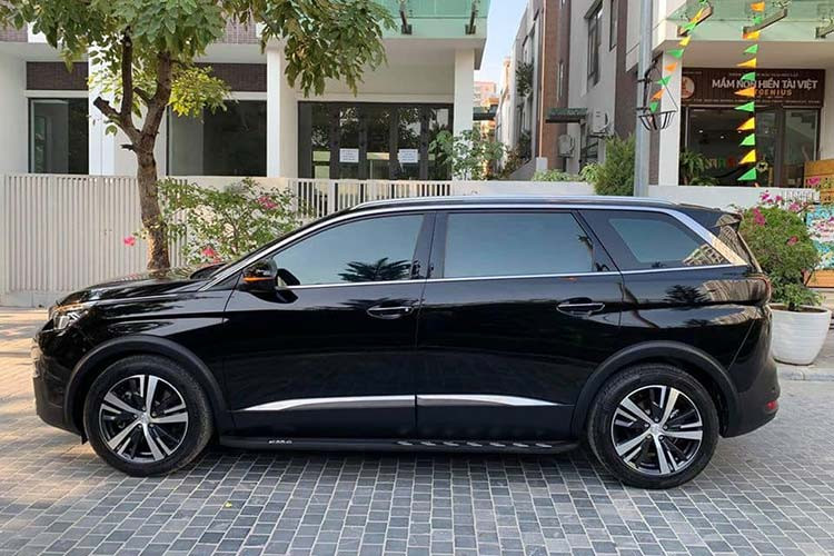 So với các đối thủ đến từ Nhật Bản, mẫu xe 7 chỗ Peugeot 5008 mang trên mình sự khác biệt và được xem như làn gió mới đầy thú vị trong phân khúc vốn đang khá sôi động tại thị trường Việt Nam. Nhìn thực tế, 5008 trông giống như một chiếc SUV thể thao mạnh mẽ kết hợp với phong cách thiết kế của một chiếc MPV đa dụng.