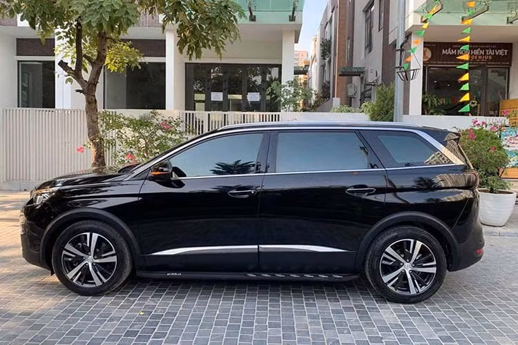 So với các đối thủ đến từ Nhật Bản, mẫu xe 7 chỗ Peugeot 5008 mang trên mình sự khác biệt và được xem như làn gió mới đầy thú vị trong phân khúc vốn đang khá sôi động tại thị trường Việt Nam. Nhìn thực tế, 5008 trông giống như một chiếc SUV thể thao mạnh mẽ kết hợp với phong cách thiết kế của một chiếc MPV đa dụng.