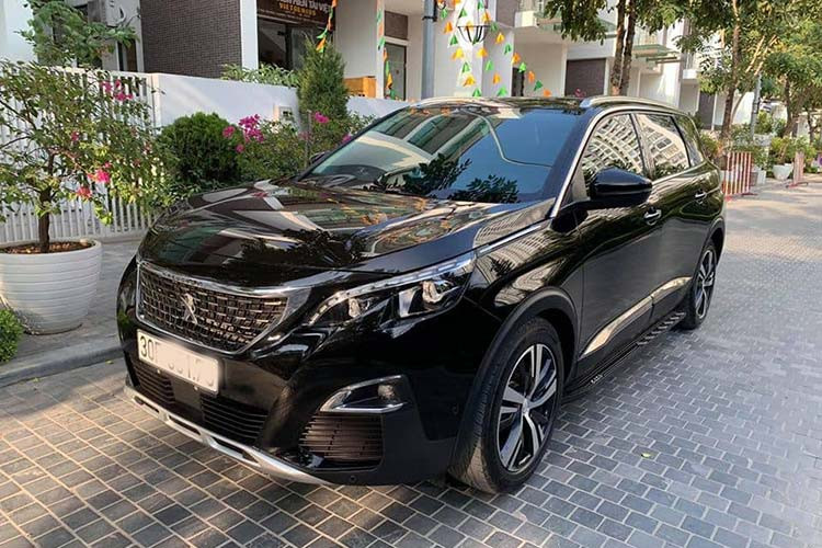 Tại Việt Nam, với mức giá bán hơn 1 tỷ đồng, mẫu xe Peugeot 5008 mới sẽ cạnh tranh trực tiếp với Toyota Fortuner, Mitsubishi Pajero Sport,... Xe được tập đoàn Trường Hải lắp ráp trong nước thay vì nhập khẩu nguyên chiếc như trước đây. Mẫu xe này xuất hiện khá ít trên thị trường xe cũ, nhưng mới đây một chủ xe đã rao bán tại sàn xe cũ Hà Nội.