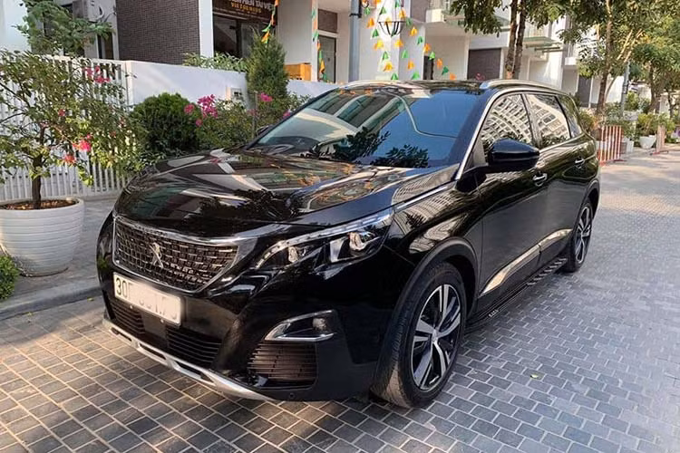 Tại Việt Nam, với mức giá bán hơn 1 tỷ đồng, mẫu xe Peugeot 5008 mới sẽ cạnh tranh trực tiếp với Toyota Fortuner, Mitsubishi Pajero Sport,... Xe được tập đoàn Trường Hải lắp ráp trong nước thay vì nhập khẩu nguyên chiếc như trước đây. Mẫu xe này xuất hiện khá ít trên thị trường xe cũ, nhưng mới đây một chủ xe đã rao bán tại sàn xe cũ Hà Nội.