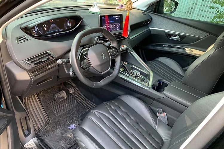 Nội thất của Peugeot 5008 tương tự với 3008 mới và có tên i-Cockpit. Điểm nhấn là vô lăng nhỏ, vát trên dưới tích hợp lẫy chuyển số thể thao. Màn hình cảm ứng 8 inch đặt nổi hỗ trợ kết nối Apple CarPlay, MirrorLink, Bluetooth,... Màn hình hiển thị thông tin HUD hiện đại kích thước 12,3 inch phía sau vô-lăng. Hệ thống âm thanh Focal Premium Hi-Fi, đĩa sạc không dây Qi, định vị TomTom, cửa sổ trời Panorama.