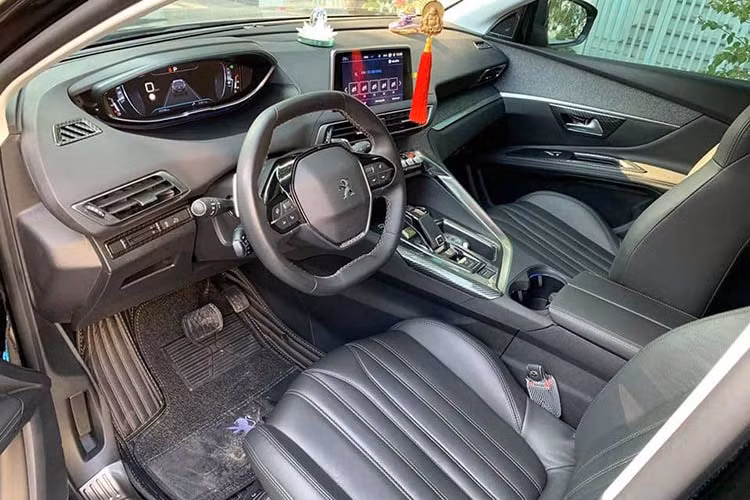 Nội thất của Peugeot 5008 tương tự với 3008 mới và có tên i-Cockpit. Điểm nhấn là vô lăng nhỏ, vát trên dưới tích hợp lẫy chuyển số thể thao. Màn hình cảm ứng 8 inch đặt nổi hỗ trợ kết nối Apple CarPlay, MirrorLink, Bluetooth,... Màn hình hiển thị thông tin HUD hiện đại kích thước 12,3 inch phía sau vô-lăng. Hệ thống âm thanh Focal Premium Hi-Fi, đĩa sạc không dây Qi, định vị TomTom, cửa sổ trời Panorama.