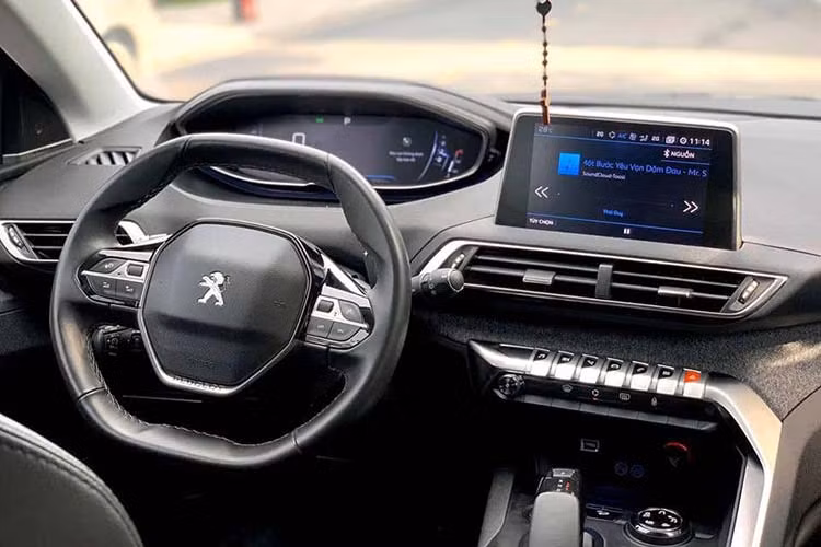 Các phím bấm phía dưới màn hình đặt nổi được thiết kế như những phím đàn Piano. Cụm điều khiển nổi bật với cần số điện tử rất hiện đại, nút khởi động thông minh, núm xoay điều chỉnh 5 điều kiện lái khác nhau. Phanh tay dạng điện tử đi kèm nút chuyển sang chế độ thể thao đặt dưới, rất kích thích người lái.