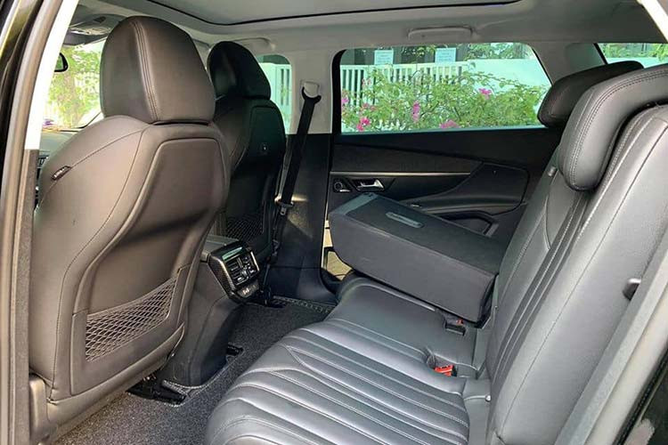 Peugeot 5008 tại Việt Nam được trang bị khối động cơ xăng tăng áp 4 xy-lanh thẳng hàng, trục cam kép, 16 van biến thiện dung tích 1,6L cho công suất tối đa 165 mã lực, mô-men xoắn cực đại 245 Nm đi kèm hộp số tự động 6 cấp. Xe có tốc độ tối đa 205 km/h. Hệ thống treo trước kiểu độc lập macpherson, phía sau là dạng thanh xoắn.