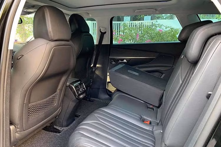 Peugeot 5008 tại Việt Nam được trang bị khối động cơ xăng tăng áp 4 xy-lanh thẳng hàng, trục cam kép, 16 van biến thiện dung tích 1,6L cho công suất tối đa 165 mã lực, mô-men xoắn cực đại 245 Nm đi kèm hộp số tự động 6 cấp. Xe có tốc độ tối đa 205 km/h. Hệ thống treo trước kiểu độc lập macpherson, phía sau là dạng thanh xoắn.