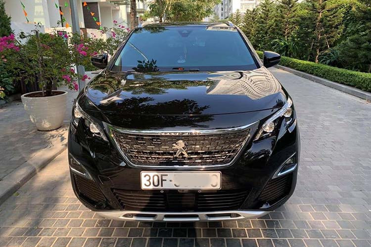 Về mặt ngoại hình, diện mạo của phía trước của Peugeot 5008 tương tự như đàn em 3008 tại Việt Nam. Lưới tản nhiệt được làm dạng hạt nổi, mạ chrome cao cấp, cụm đèn pha sử dụng công nghệ LED tích hợp điều hướng theo góc cua. Đèn định vị dạng LED mô phỏng móng vuốt sư tử (hình ảnh thương hiệu của hãng xe Pháp). Cản trước được làm từ kim loại bản to thể hiện sự khỏe khoắn.