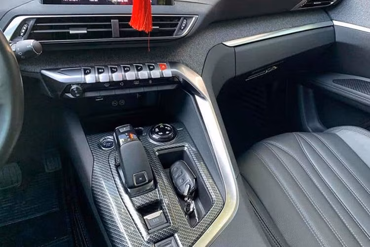 Phía sau, hàng ghế thứ 2 trên Peugeot 5008 được thiết kế khác biệt với tỷ lệ 40 – 60. Ghế ngồi tại đây có thể điều chỉnh trượt lên/xuống nhằm mở rộng khoảng duỗi chân cho hàng ghế thứ 3. Vị trí để chân của người ngồi thẳng hàng ghế lái có có một ngăn chứa đồ nhỏ dưới sàn. Tựa lưng ghế phụ có thêm nút bấm điều chỉnh đẩy ghế về trước nhằm tạo không gian lớn hơn cho khoang sau cũng như dễ dàng ra vào hàng ghế thứ 3.