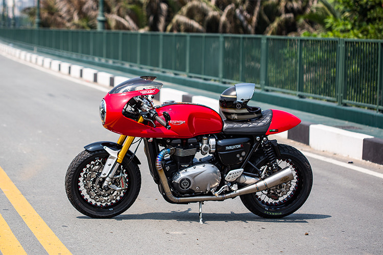 Cùng với Triumph Bonneville, Triumph Thruxton và Triumph Thruxton R mới hiện đang được khá nhiều người chơi xe yêu thích. Kể từ khi ra mắt đến nay, những mẫu xe cafe racer nguyên bản này đã được đánh giá rất cao bởi cả các chuyên gia lẫn người yêu xe với các phụ tùng chất lượng cao, hiệu năng mạnh mẽ và thiết kế không bao giờ lỗi mốt.