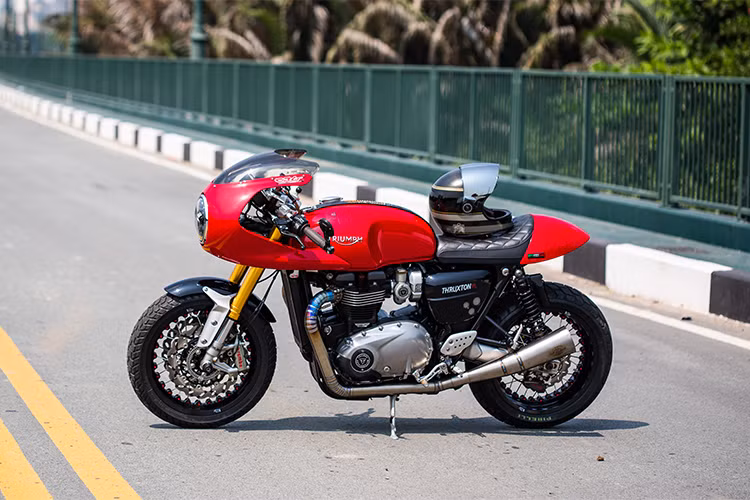 Cùng với Triumph Bonneville, Triumph Thruxton và Triumph Thruxton R mới hiện đang được khá nhiều người chơi xe yêu thích. Kể từ khi ra mắt đến nay, những mẫu xe cafe racer nguyên bản này đã được đánh giá rất cao bởi cả các chuyên gia lẫn người yêu xe với các phụ tùng chất lượng cao, hiệu năng mạnh mẽ và thiết kế không bao giờ lỗi mốt.