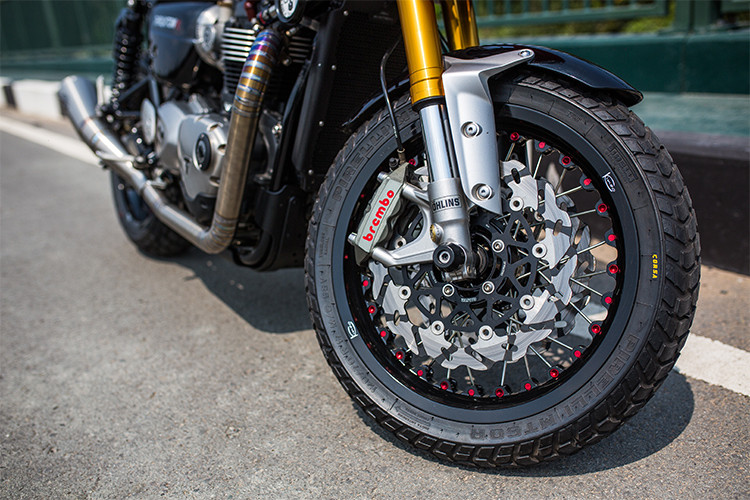 Dàn chân trước của xe với mâm "hàng thửa" Kineo đang rất được ưa chuộng hiện nay. Hệ thống phanh trước của Thruxton mới đã được nâng cấp lên đĩa kép, thay vì chỉ sử dụng đĩa đơn như thế hệ trước. Sự khác biệt đầu tiên của phiên bản Thruxton R đó là chiếc xe sử dụng heo Brembo cao cấp cùng phuộc Showa USD, thay vì phuộc ống lồng như Thruxton thường.