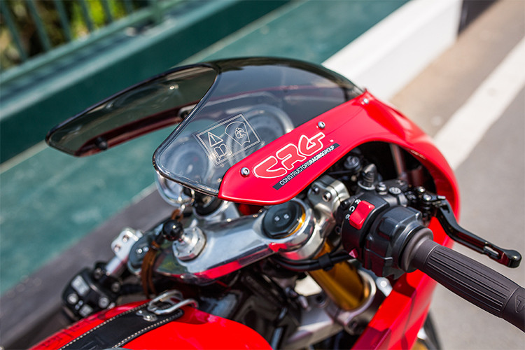 Bộ quây Fairing Cafe Racer này thiết kế kéo dài từ trước về phía sau và ăn nhập một cách hoàn hảo với bình xăng lớn của chiếc xe, dài và hẹp về phía sau theo phong cách cafe racer. Phía trên bình xăng là nắp bằng nhôm và một dải các đồ chơi bằng da được trang trí đầy cá tính.