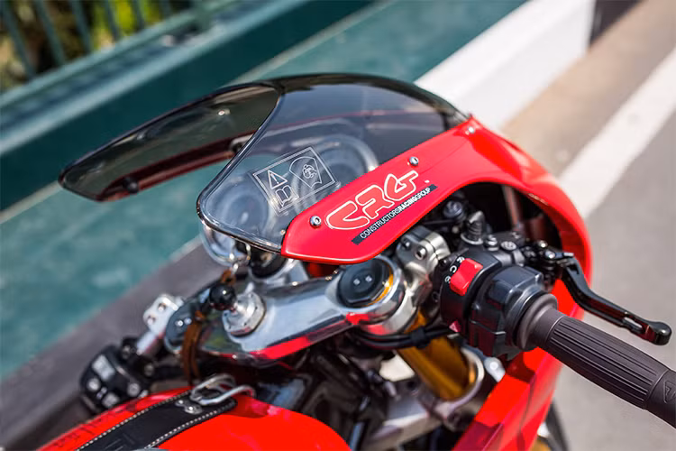 Bộ quây Fairing Cafe Racer này thiết kế kéo dài từ trước về phía sau và ăn nhập một cách hoàn hảo với bình xăng lớn của chiếc xe, dài và hẹp về phía sau theo phong cách cafe racer. Phía trên bình xăng là nắp bằng nhôm và một dải các đồ chơi bằng da được trang trí đầy cá tính.