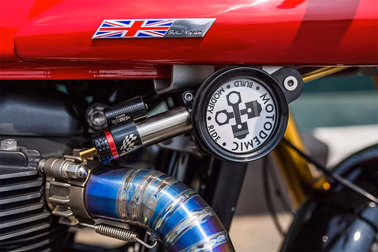 Cung cấp sức mạnh cho mẫu xe môtô Triumph Thruxton R là khối động cơ 2 xi-lanh 8 van 1200 cc làm mát bằng chất lỏng hoàn toàn mới, kết hợp cùng hộp số 6 cấp với ly hợp trượt (slipper clutch) giúp hạn chế tình trạng khóa bánh khi dồn số nhanh. Động cơ của xe đem tới công suất tối đa 97 mã lực và mô-men xoắn cực đại 112 Nm.