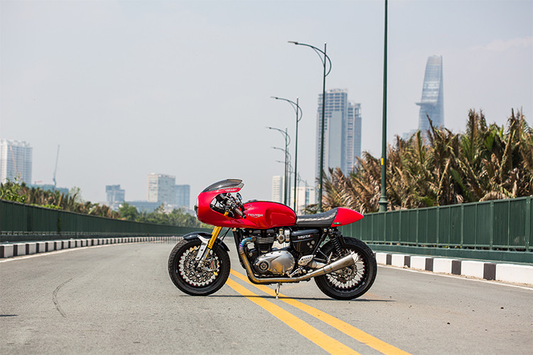 Tại thị trường Việt Nam, mẫu xe này đang được bán ra chính hãng với mức giá khoàng 595 triệu đồng (rẻ hơn đại lý không chính hãng khoảng 70 triệu). Ngoài ra, trên chiếc xe môtô Triumph Thruxton R độ Fairing Cafe Racer này - dàn đồ chơi được trang bị cũng có giá lên tới hơn 200 triệu đồng (tổng giá trị xe lên đến hơn 800 triệu đồng).