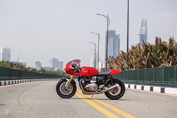 Tại thị trường Việt Nam, mẫu xe này đang được bán ra chính hãng với mức giá khoàng 595 triệu đồng (rẻ hơn đại lý không chính hãng khoảng 70 triệu). Ngoài ra, trên chiếc xe môtô Triumph Thruxton R độ Fairing Cafe Racer này - dàn đồ chơi được trang bị cũng có giá lên tới hơn 200 triệu đồng (tổng giá trị xe lên đến hơn 800 triệu đồng).