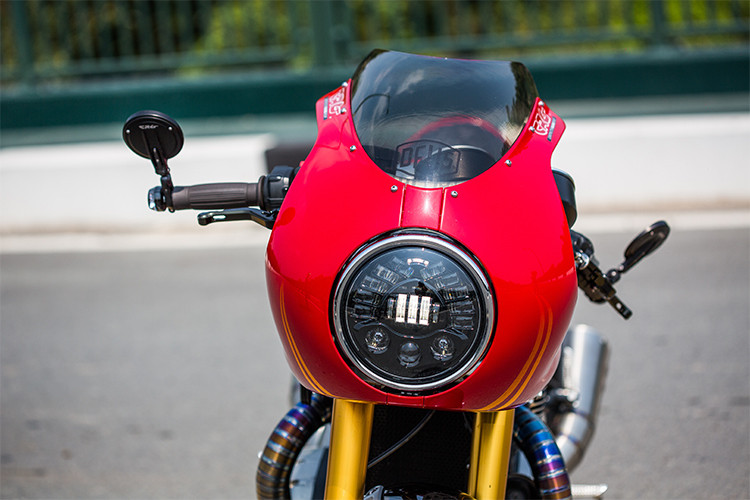 Trong số các phụ kiện, ấn tượng nhất phải kể tới bộ quây gió bao kín đèn pha độ dạng led phía trước theo phong cách của những chiếc xe đua thập niên 60-70 của Thế kỷ trước. Với bộ quây gió này, vị trí của đèn xi-nhan cũng đã phải chuyển xuống phuộc trước, thay vì nằm cạnh hai bên đèn pha như những chiếc Thruxton R nguyên bản thông thường.