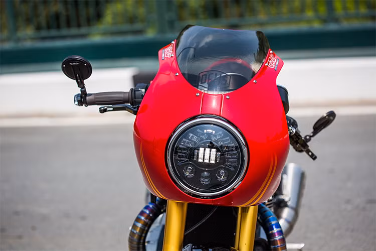 Trong số các phụ kiện, ấn tượng nhất phải kể tới bộ quây gió bao kín đèn pha độ dạng led phía trước theo phong cách của những chiếc xe đua thập niên 60-70 của Thế kỷ trước. Với bộ quây gió này, vị trí của đèn xi-nhan cũng đã phải chuyển xuống phuộc trước, thay vì nằm cạnh hai bên đèn pha như những chiếc Thruxton R nguyên bản thông thường.