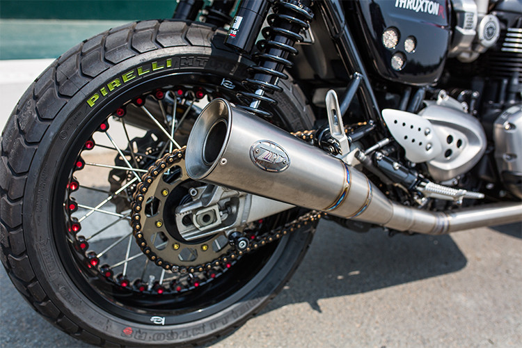 Thruxton R sở hữu phuộc sau do hãng Ohlins nổi tiếng cung cấp, đem tới cho chiếc xe khả năng điều khiển chính xác hơn. Ngoài cặp vành độ, xe còn sử dụng lốp thể thao Pirelli Diablo Rosso Corsa. Hệ thống ống xả cũng được làm mới với pô đồ chơi của thương hiệu Zard Italia Full Titanium cho âm thanh phấn khích và sức mạnh xe cũng tăng lên đáng kể.