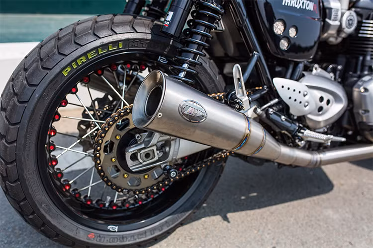 Thruxton R sở hữu phuộc sau do hãng Ohlins nổi tiếng cung cấp, đem tới cho chiếc xe khả năng điều khiển chính xác hơn. Ngoài cặp vành độ, xe còn sử dụng lốp thể thao Pirelli Diablo Rosso Corsa. Hệ thống ống xả cũng được làm mới với pô đồ chơi của thương hiệu Zard Italia Full Titanium cho âm thanh phấn khích và sức mạnh xe cũng tăng lên đáng kể.