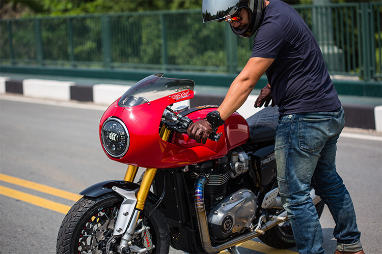 Một cải tiến đáng giá của Thruxton thế hệ mới đó là chiếc xe đã chuyển sang sử dụng hệ thống làm mát bằng chất lỏng, thay vì chỉ bằng gió như trước đây, kèm hệ thống phụ xăng điện tử mới. bộ bảo vệ Evotech. Trên chiếc Triumph Thruxton R độ này, nó còn được chủ nhân trang bị bộ bảo vệ Evotech...