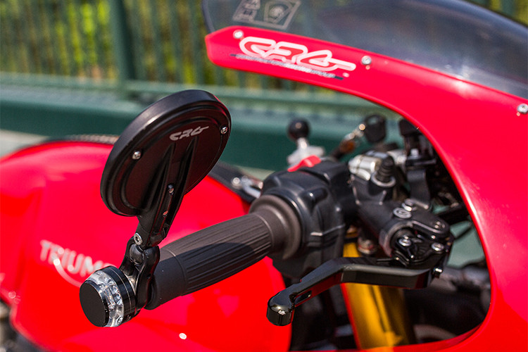 Phần đầu xe cũng được trang bị bộ ghi đông nhôm siêu nhẹ, gương chiếu hậu tích hợp sẵn trên gù tay lái ra chất cổ điển. Đi kèm với phanh trước là cùm phanh Brembo "hàng hiệu". Nằm ở cùm công tắc bên phải của xe chỉ có nút đề, tắt máy và đặc biệt là nút bật đèn tín hiệu khẩn cấp. Bên cùm công tắc trái là nút điều khiển chế độ lái, cũng như xi-nhan và còi...