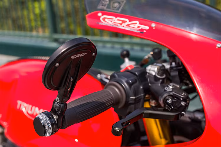 Phần đầu xe cũng được trang bị bộ ghi đông nhôm siêu nhẹ, gương chiếu hậu tích hợp sẵn trên gù tay lái ra chất cổ điển. Đi kèm với phanh trước là cùm phanh Brembo "hàng hiệu". Nằm ở cùm công tắc bên phải của xe chỉ có nút đề, tắt máy và đặc biệt là nút bật đèn tín hiệu khẩn cấp. Bên cùm công tắc trái là nút điều khiển chế độ lái, cũng như xi-nhan và còi...