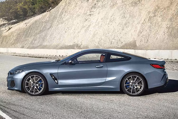 Về kích thước, BMW 8 Series Coupe phiên bản 2019 hoàn toàn mới này có kích thước tổng thể chiều Dài x Rộng x Cao lần lượt là: 4.843 x 1.902 x 1.341mm và chiều dài cơ sở 2.822mm (các bác có thể ước lượng chiều dài cơ sở này với BMW 5-Series G30 2.982mm).