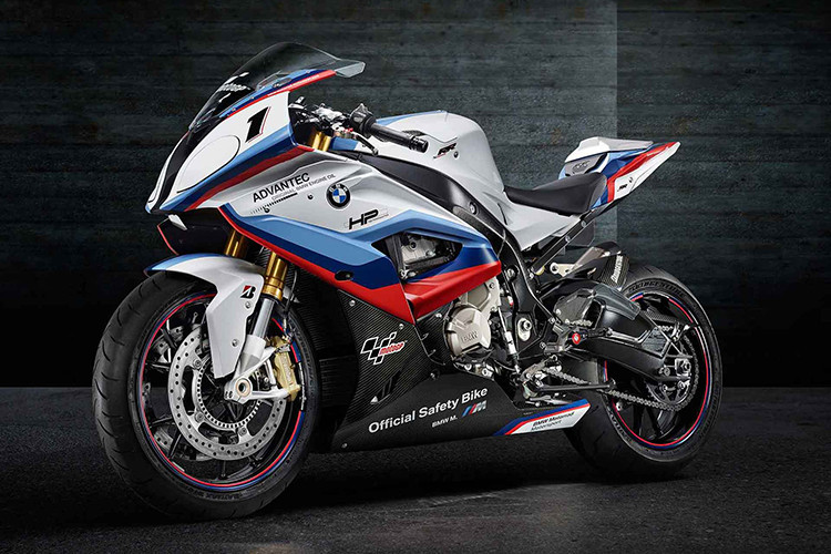 Siêu môtô BMW S1000RR safety bike - xe sở hữu khói động cơ 4 xy-lanh thẳng hàng, dung tích 1.000 phân khối, sản sinh công suất tối đa 199 mã lực và mô-men xoắn cực đại 113 Nm. Bên cạnh động cơ, gói Pro mode cung cấp tính năng Launch Control mới được trang bị cũng giúp xe có những pha "bứt tốc" từ vạch xuất phát một cách ấn tượng.