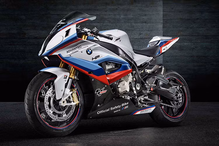 Siêu môtô BMW S1000RR safety bike - xe sở hữu khói động cơ 4 xy-lanh thẳng hàng, dung tích 1.000 phân khối, sản sinh công suất tối đa 199 mã lực và mô-men xoắn cực đại 113 Nm. Bên cạnh động cơ, gói Pro mode cung cấp tính năng Launch Control mới được trang bị cũng giúp xe có những pha "bứt tốc" từ vạch xuất phát một cách ấn tượng.