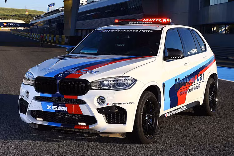 X5 medical car - chiếc SUV hạng sang dàn cho đôi ngũ y tế. 