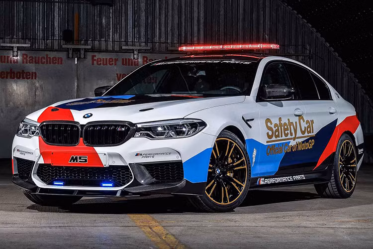 BMW M5 là dòng sedan thể thao với lịch sử từ năm 1984.