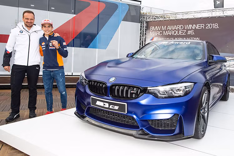 Cuối mùa giải 2003, danh hiệu “Best Qualifier” dành cho tay đua chạy phân hạng tốt nhất trong mùa lần đầu tiên được trao với giải thưởng là một chiếc BMW M. Năm 2018, Marc Marquez lần thứ 6 liên tiếp chiến thắng với giải thưởng là một chiếc M3 CS, trước đó là M6 Coupe (2013), M4 Coupe (2014), M6 Convertible (2015), M2 Coupe (2016), M4 CS (2017).