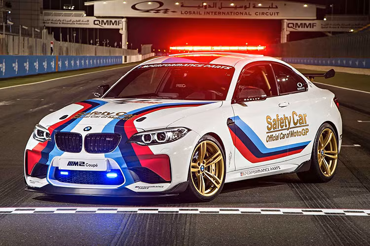 M2 là mẫu Coupe tới từ bộ phận M-Sport của thương hiệu BMW, chiếc coupe BMW M2 thể thao vẫn được dân chơi xe trên Thế giới đánh giá cao bởi cảm giác lái "thuần chất" như những dòng BMW trong quá khứ.