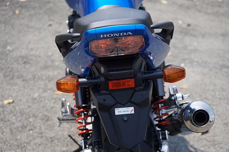 Bình xăng có biểu tượng kỷ niệm 25 năm ra đời của mẫu concept Project Big-1, cảm hứng thiết kế của Honda CB 400 trong 25 năm qua. Thiết kế phía đuôi xe với cụm đèn hậu vuông vức nằm phía trên cặp xi-nhan cỡ lớn và tay xách dạng móc vẫn được giữ nguyên như phiên bản CB400 Revo. 