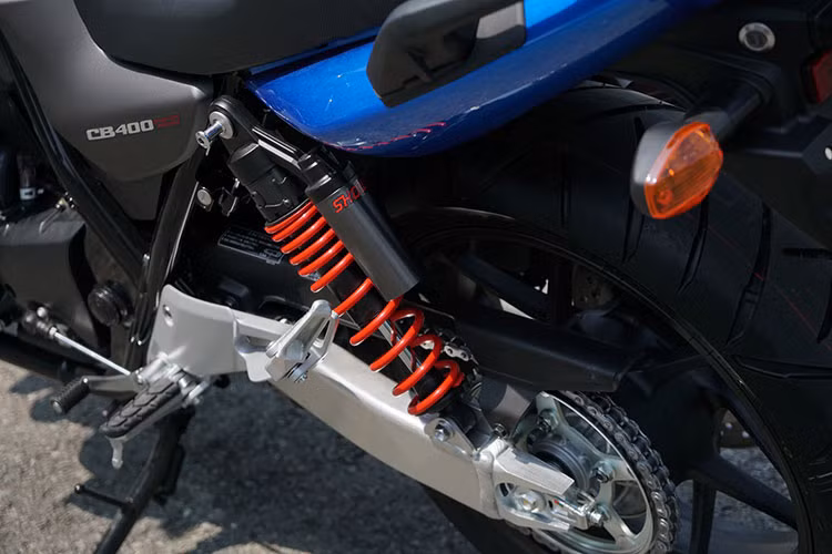 Hệ thống giảm xóc sau dạng kép màu đỏ kèm bình dầu đến từ thương hiệu Showa, cùng với ống xả cỡ lớn được thiết kế lại.