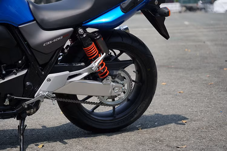 Honda CB400 SF 25th Anniversary vẫn dùng khối động cơ 4 xy-lanh thẳng hàng, dung tích 399 cc, phun xăng điện tử, làm mát bằng chất lỏng, nhưng công suất tăng lên 55,3 mã lực và mô-men xoắn 39 Nm. Cảm giác lái bốc và tiếng máy trầm ấm là những gì đặc trưng của dòng xe Honda Super Four. Xe dùng hộp số loại 6 cấp.