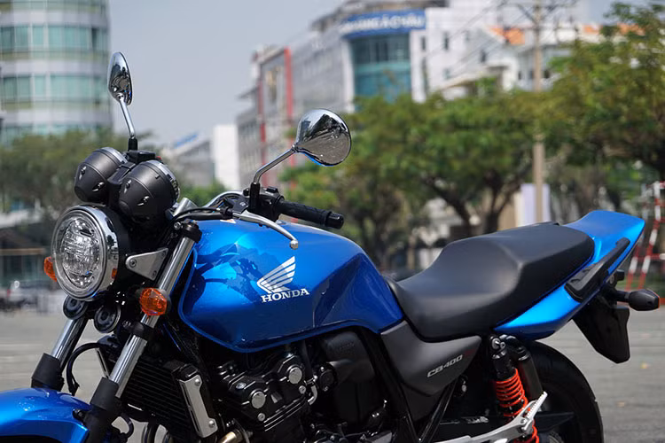 Thiết kế của Honda CB400 SF 25th Anniversary mang kiểu dáng phổ thông Nhật Bản UJM (Universal Japanese Motorcycle). Vì đơn giản nên thiết kế không bị lỗi thời theo năm tháng. Đến nay, chiếc xe trải qua hàng chục năm vẫn có sức hút riêng, đặc biệt giới khách hàng trung tuổi.