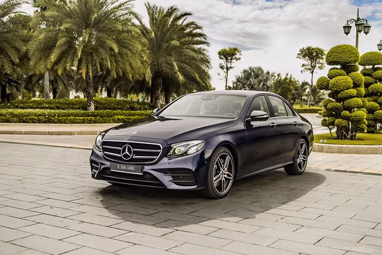 E-Class hiện đang là xe sang hạng cỡ trung được ưa chuộng nhất tại thị trường Việt Nam. MBV luôn chủ động nâng cấp nhằm tạo ra thêm giá trị cho khách hàng và nâng cao khả năng cạnh tranh cho E-Class. Tại triển lãm Fascination 2019, MBV đã trình làng E-Class mới với 3 phiên bản, bao gồm E 200, E 200 Sport và E 350 AMG với thế hệ động cơ M264 hoàn toàn mới. 